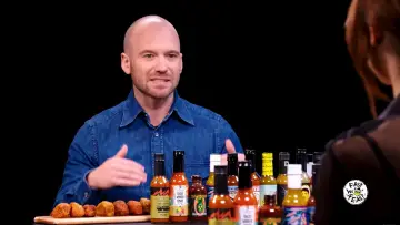Backdrop for the TV series "Hot Ones" #1300849