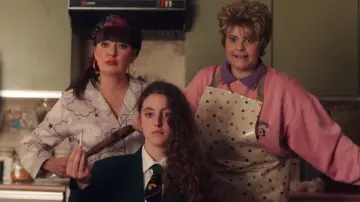 Backdrop for the TV series "Derry Girls" #1428072