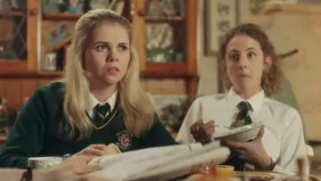 Backdrop for the TV series "Derry Girls" #1428079
