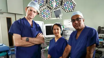 Backdrop for the TV series "Surgeons: At the Edge of Life" #1512533