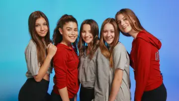 Backdrop for the TV series "Chicken Girls" #1423518