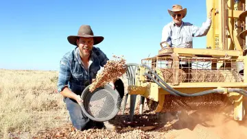 Backdrop for the TV series "Outback Opal Hunters" #1483579