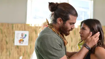 Backdrop for the TV series "Erkenci Kuş" #1360719