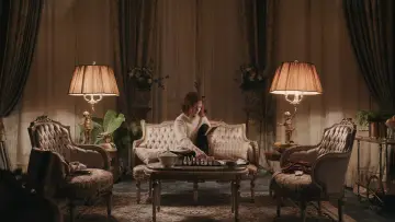 Backdrop for the TV series "The Queen