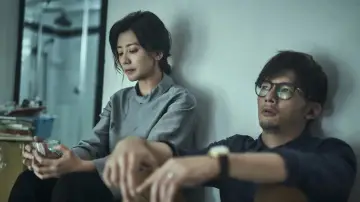 Backdrop к сериалу "The World Between Us" #1480402