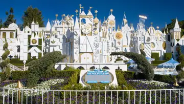 Backdrop for the TV series "Behind the Attraction" #1484679