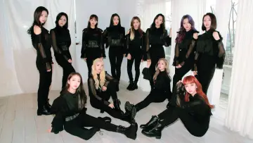 Backdrop for the TV series "LOONA TV" #1350734