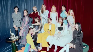 Backdrop for the TV series "LOONA TV" #1350736