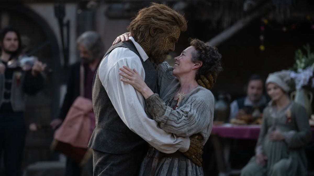 Olivia Colman Falls for Alexander Skarsgård’s Living Basket in Wicker